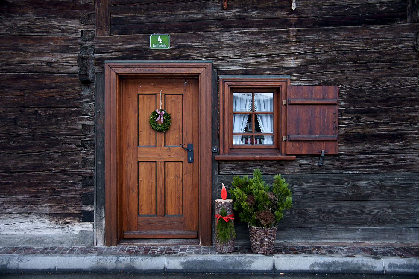 Открытые красивые двери. Деревянная дверь. Дверь в деревенском доме. Дверь в избу. Красивые двери.